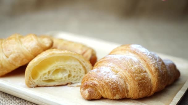 Croissant zum Frühstück von Hand pflücken - Filmmaterial, Video