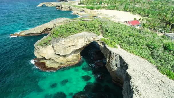 Vista aérea de la hermosa cueva del Indio, Hatillo, Puerto Rico
 - Metraje, vídeo