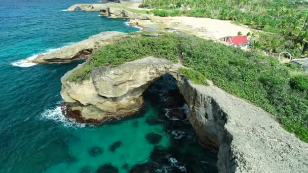 Vista aérea de la hermosa cueva del Indio, Hatillo, Puerto Rico
 - Metraje, vídeo