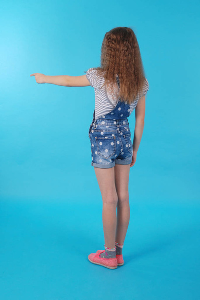 Jeune fille posant dos debout
 - Photo, image