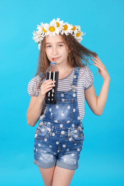 Girl posing with daisies - 写真・画像