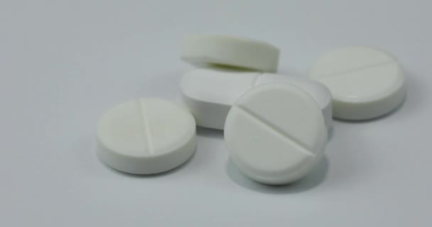 Des pilules rondes blanches et de la drogue. Pilules et comprimés tournant. Macro shot
 - Séquence, vidéo