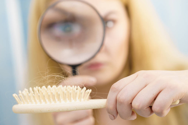 Woman magnifying hair brush - Foto, Bild