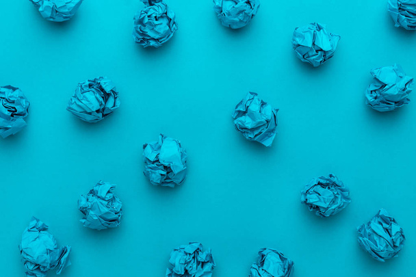 Papel arrugado sobre el concepto de lluvia de ideas de fondo azul turquesa - Foto, imagen