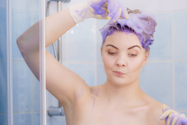 Vrouw toner shampoo toe te passen op haar haren - Foto, afbeelding