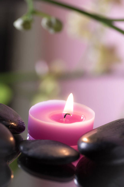 Kerze mit schwarzen Steinen - Foto, Bild