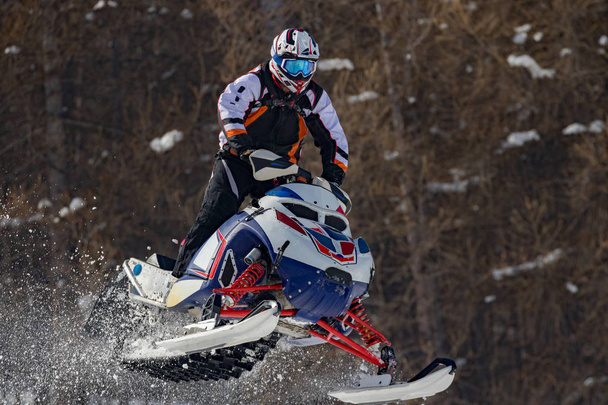 salto in motoslitta nella neve fresca
 - Foto, immagini