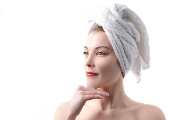 mladá krásná dívka s ručníkem na hlavě - Fotografie, Obrázek