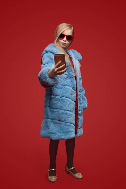 Trendy girl taking selfie - Foto, afbeelding