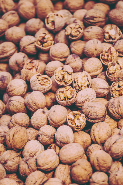 Walnuts on the market counter. - Foto, Imagen
