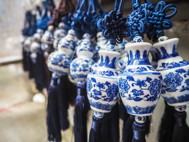 Primo piano di una fila di souvenir cinesi blu e bianchi
 - Foto, immagini