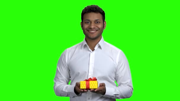 Empresário indiano bem sucedido oferecendo caixa de presente. - Filmagem, Vídeo