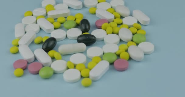Sok különböző spinning tabletták és gyógyszerek. Orvostudomány, tabletták és tabletták esztergálás - Felvétel, videó