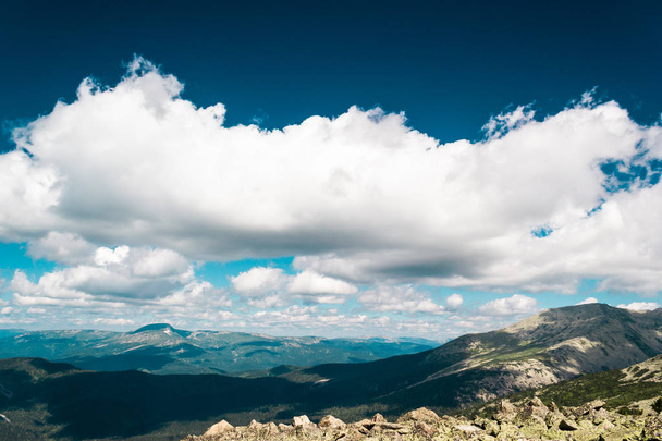 Taşların altında mavi gökyüzü bulutlu. Dağ vadinin görünümü. Turizm, seyahat dağlar. - Fotoğraf, Görsel