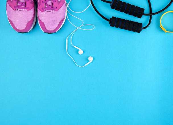 par de zapatillas rosa con cordones
  - Foto, Imagen