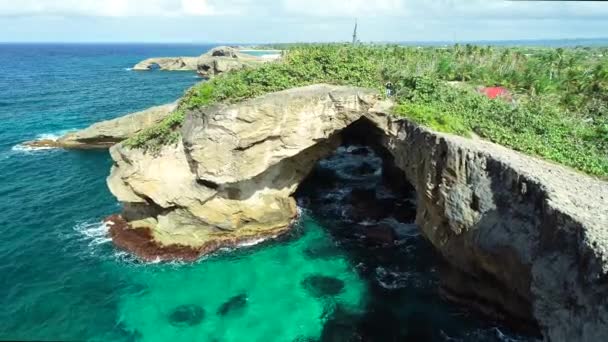 Vista aérea de la hermosa cueva del Indio, Hatillo, Puerto Rico
 - Imágenes, Vídeo