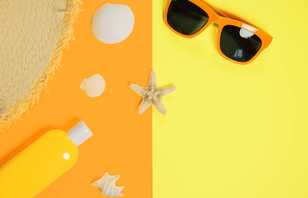 Trendy accessori moda spiaggia su uno sfondo colorato luminoso
 - Foto, immagini