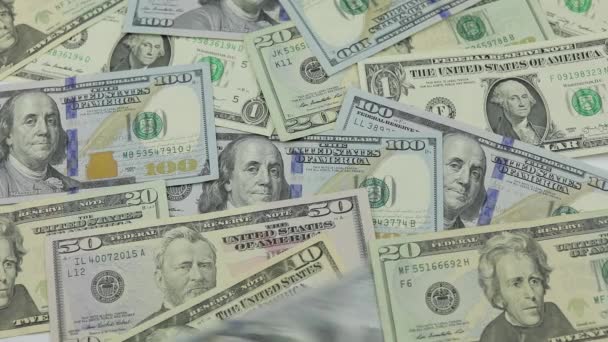 Dolarové bankovky padají na stůl s americkými dolary různých denominací - Záběry, video