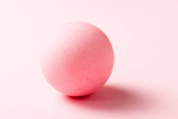foco seletivo de ovo de Páscoa pintado na superfície rosa
 - Foto, Imagem