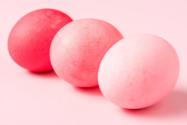 enfoque selectivo de huevos de Pascua pintados en la superficie rosa
 - Foto, Imagen