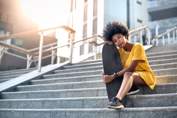 Fajna Skater dziewczyna siedzi na klatce schodowej - Zdjęcie, obraz