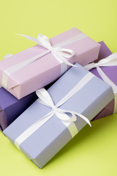 boîtes-cadeaux violettes avec rubans blancs sur la surface jaune
 - Photo, image