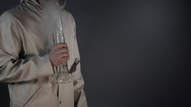 Το άτομο που καπνίζει μαριχουάνα με Μπονγκ, κοντινό.  - Φωτογραφία, εικόνα