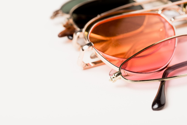 enfoque selectivo de gafas de sol coloridas con estilo en la superficie blanca
  - Foto, Imagen