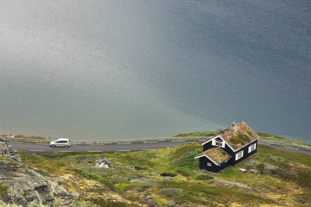 Noorse typische gras dak landhuis - Foto, afbeelding