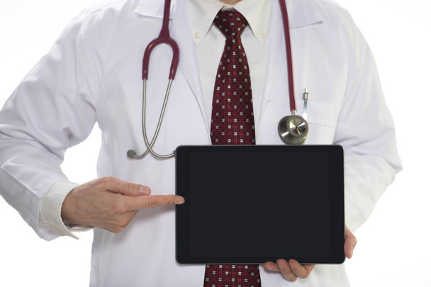 医師が病院の設定でクリップボードに書き込み、メモを取る - 写真・画像