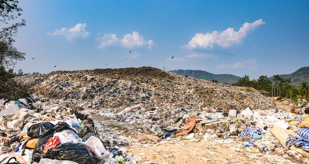 Berg großen Müllhaufen und Verschmutzung, Stapel von Gestank und giftigen Rückständen, diese Abfälle kommen aus städtischen und industriellen Gebieten nicht loszuwerden, Konsumgesellschaft verursachen massiven Abfall  - Foto, Bild
