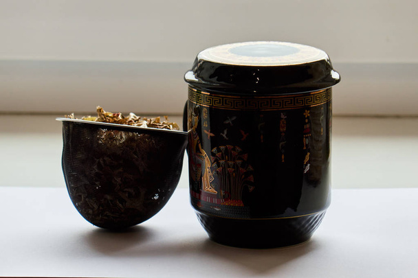 Çay seremonisi , kuru çiçek çay yaprakları ile elek , Asya kültür tasarım kavramı çay bardağı - Fotoğraf, Görsel