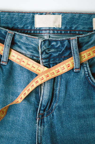 Метр крупным планом на джинсах
 - Фото, изображение