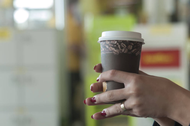 дівчина п'є каву, щоб піти в кафе
 - Фото, зображення