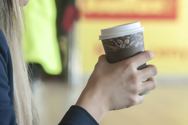 девушка пьет кофе, чтобы пойти в кафе - Фото, изображение