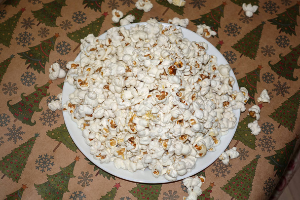 Miska z pysznym karmelowym popcornem na stole Sylwestrowym - Zdjęcie, obraz