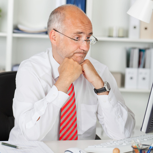 Confused Businessman Staring At Computer At Office Desk - Foto, Imagem