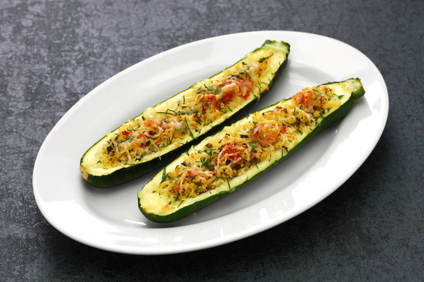 barche di zucchine vegetariane al forno, zucchine farcie
 - Foto, immagini