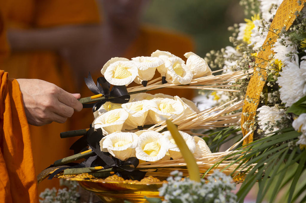 Квіти сандалового дерева або штучні квіти або кремація деревини
 - Фото, зображення