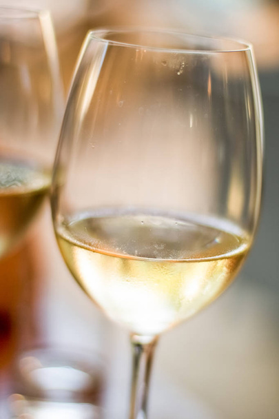 Γαλλικό λευκό κρασί σε ένα εστιατόριο στο Παρίσι, ταξιδιωτική εμπειρία - Φωτογραφία, εικόνα