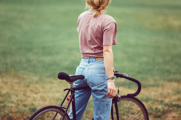 Ομορφιά γυναίκα χρησιμοποιώντας ποδήλατο στο δρόμο, υπαίθρια χίπστερ πορτρέτο, άθλημα κορίτσι - Φωτογραφία, εικόνα