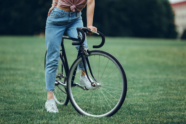 Kauneus nainen käyttää polkupyörää kadulla, ulkona hipster muotokuva, urheilu tyttö
 - Valokuva, kuva