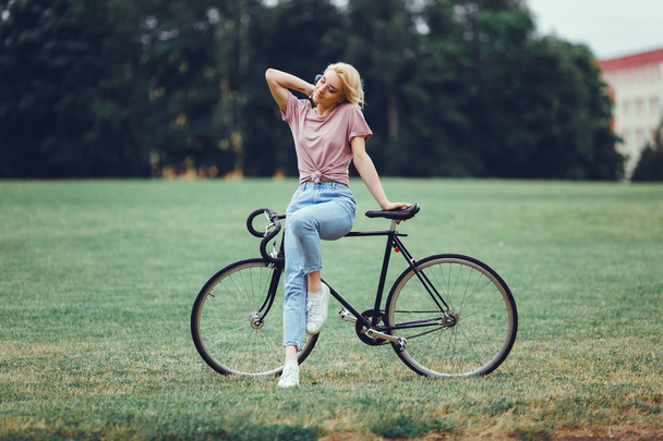 Mujer de belleza posando en la calle con bicicleta, retrato hipster al aire libre
,  - Foto, imagen