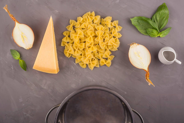 Simple homemade pasta cooking farfalle and dish ingredients - Foto, imagen