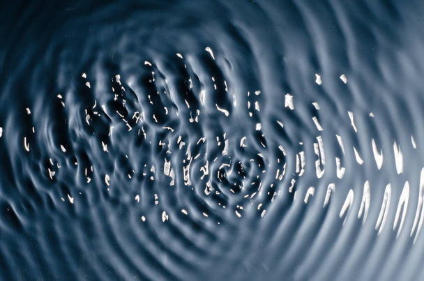 La texture de l'eau sous l'influence des vibrations en 258 hertz
 - Photo, image