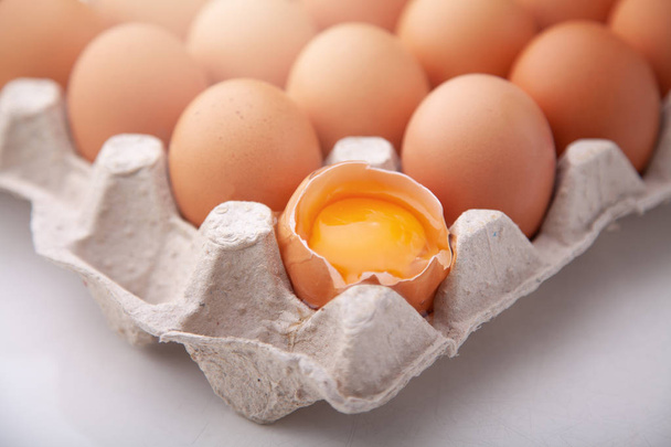 Uova di pollo giallo in una scatola di cartone
. - Foto, immagini