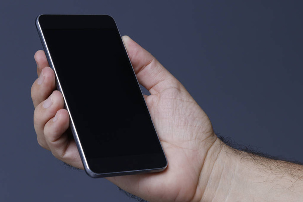 Cellulare a mano con schermo trasparente su sfondo isolato
 - Foto, immagini