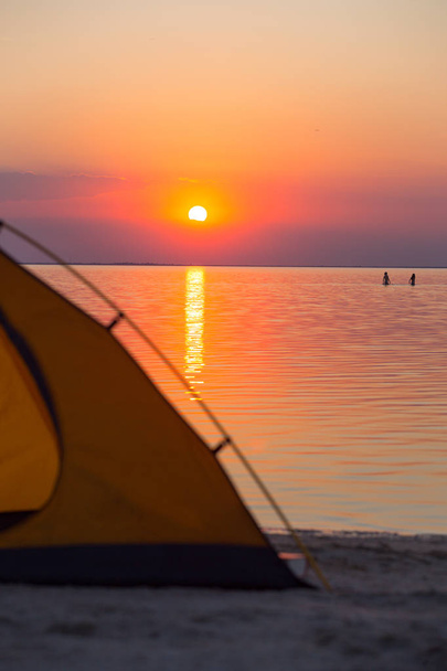 tent on a sunset background - Foto, afbeelding