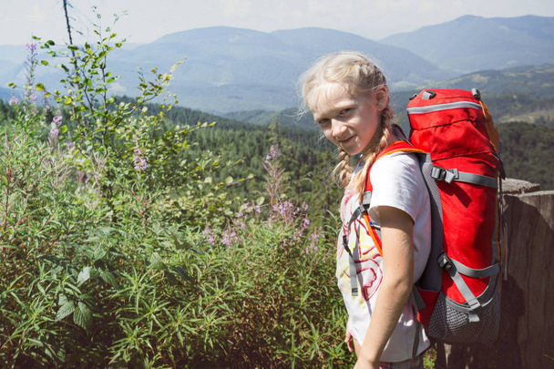 Tyttö lapsi vuorilla
  - Valokuva, kuva