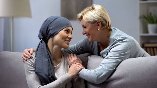 Mom supporting and hugging her daughter with cancer, visits in oncohospital - Foto, Imagem